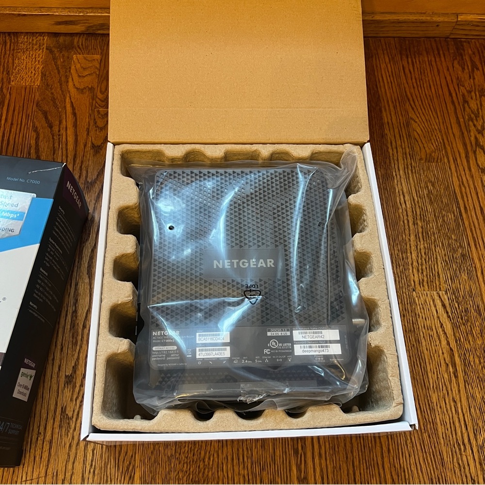 NETGEAR Black Wireless Router with Accessories - Picture 8 of 9